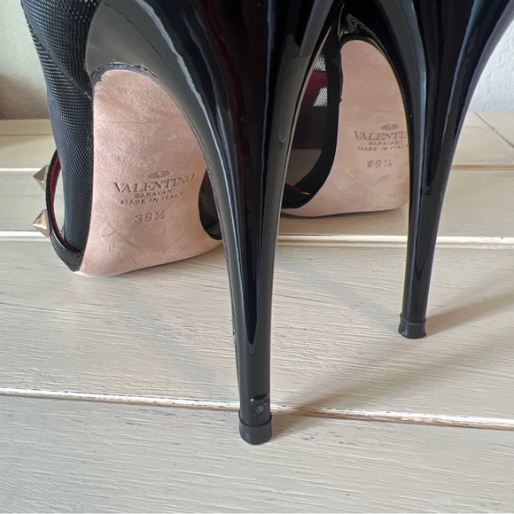 Valentino Rockstud Alcove pumps.making them perfect for any special occasion - Picture 5 of 11